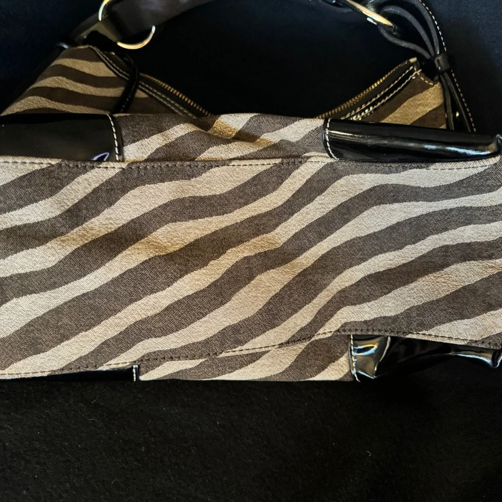 Dooney & Bourke shoulder bag. - Picture 3 of 4